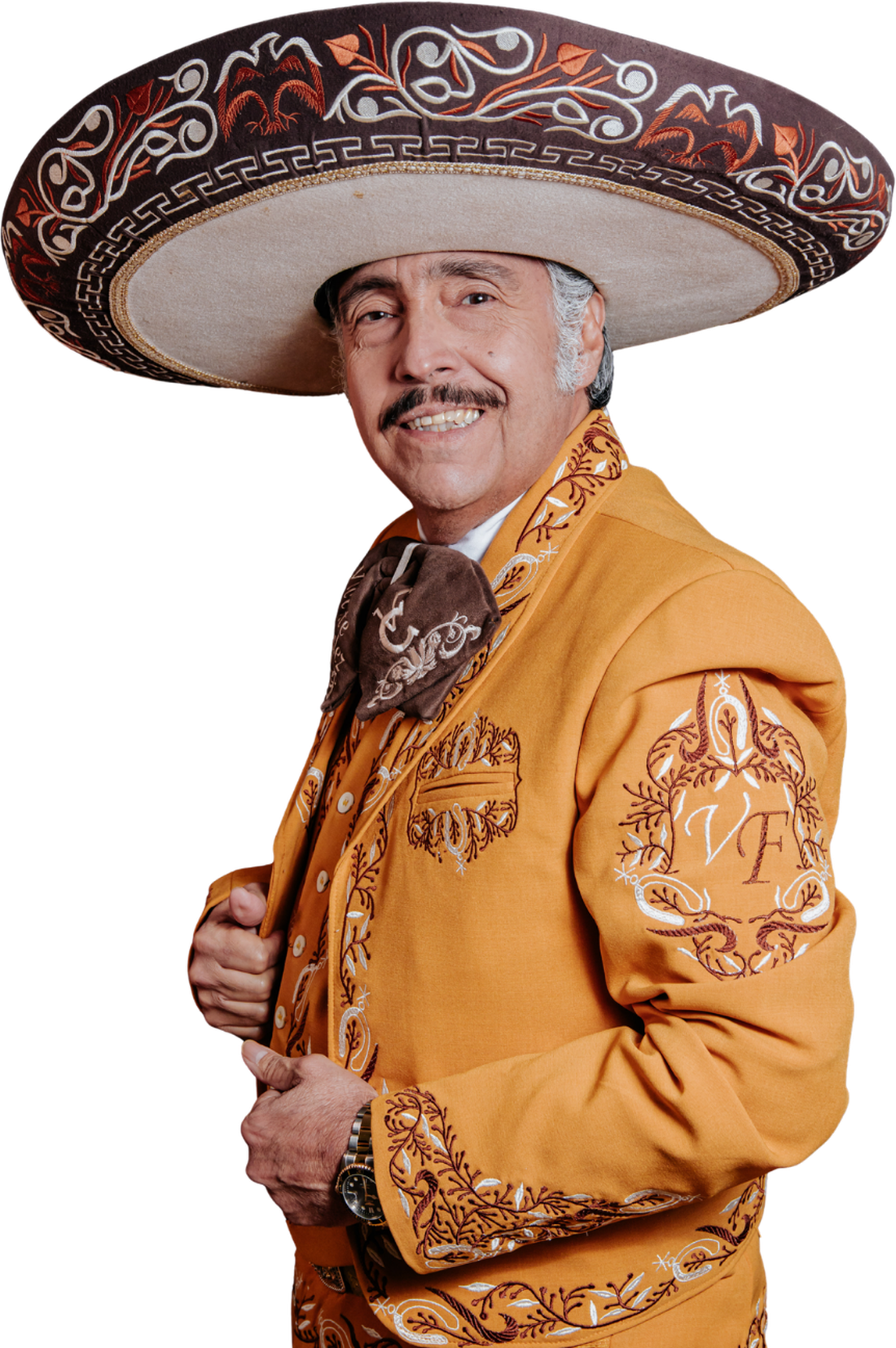 Danny Solís con traje de charro y sombrero, homenaje a Vicente Fernández