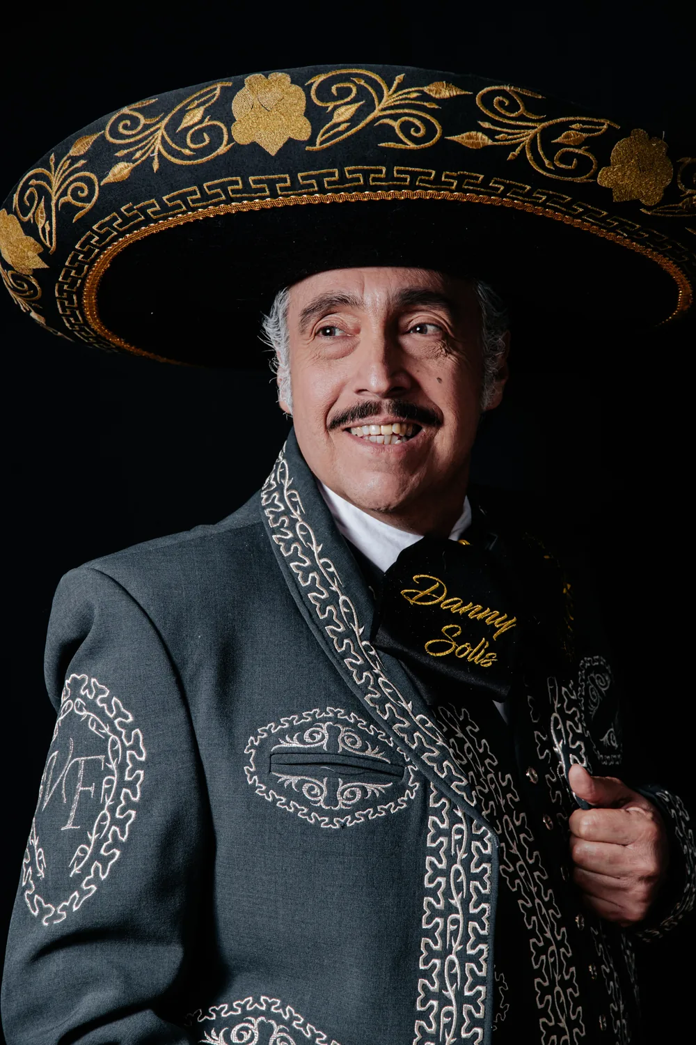 Danny Solís con traje de charro y sombrero bordado, homenaje a Vicente Fernández