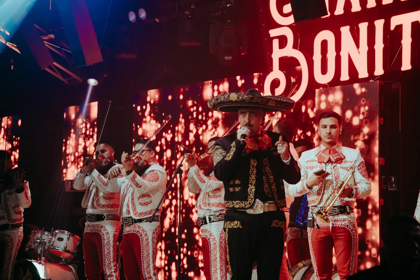 Con el mariachi completo en escena