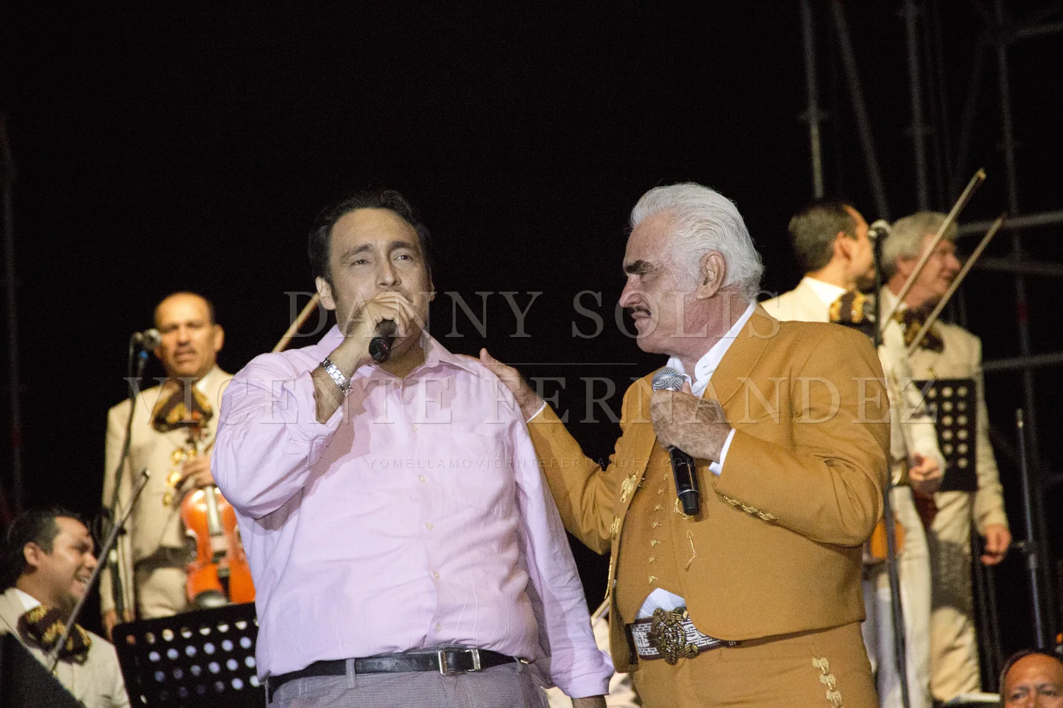 Danny Solís cantando junto a Vicente Fernández
