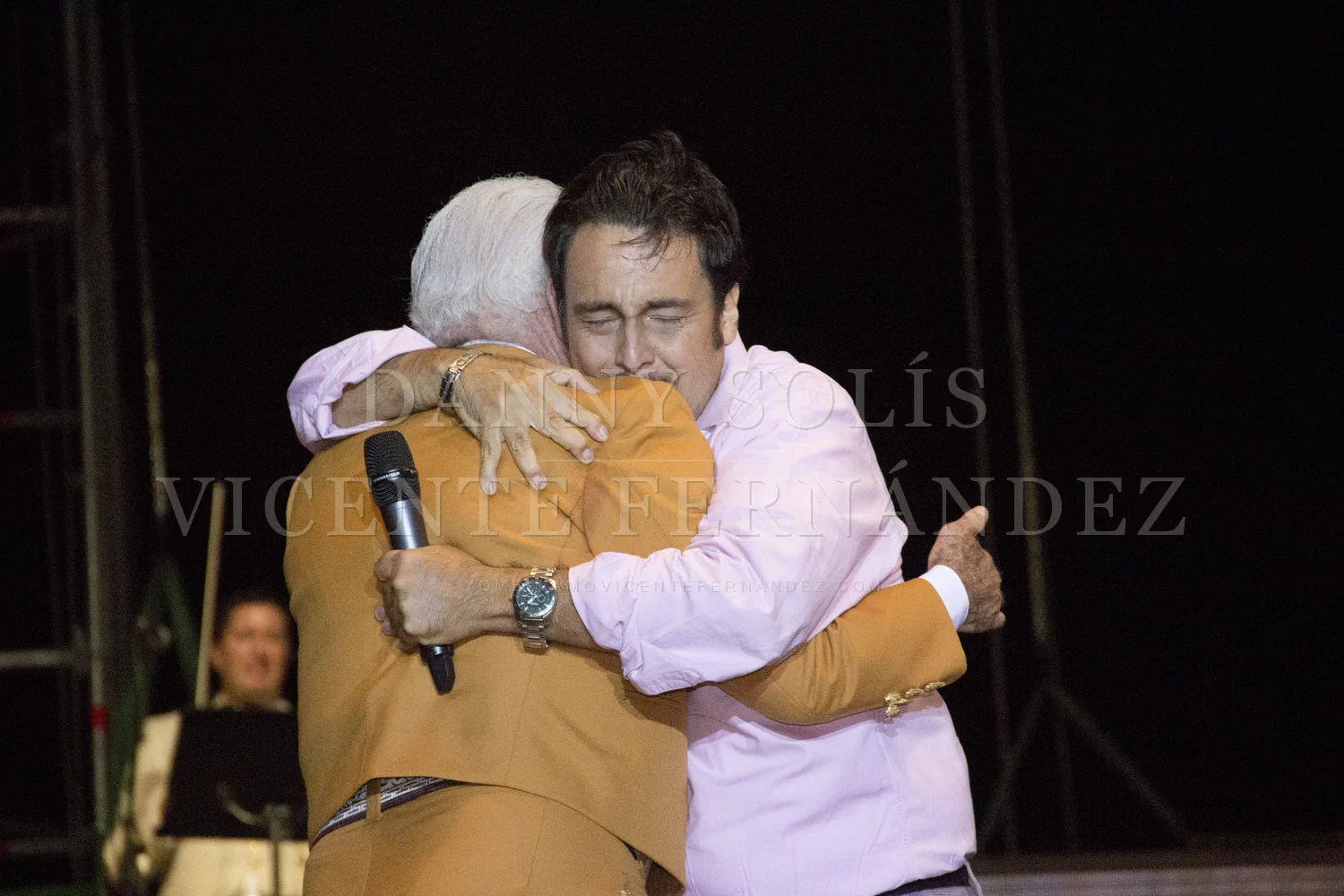 Danny Solís abrazando a Vicente Fernández en el escenario
